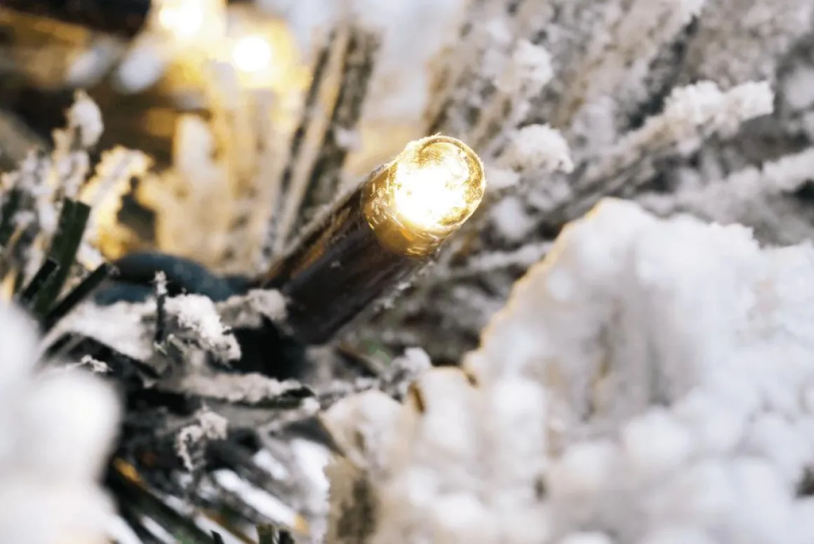 Abeto Artificial, Estrecho, Cubierto De Nieve Con LED 210 Cm