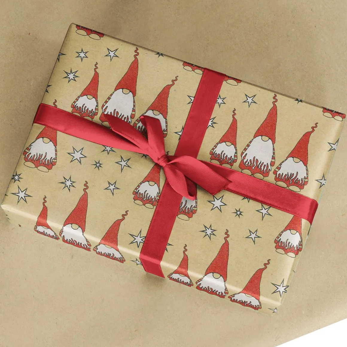 Papel Kraft Reciclado Con Amigo Invisible Rojo Y Estrellas Blancas - Bobina De Papel De Regalo De 50 M
