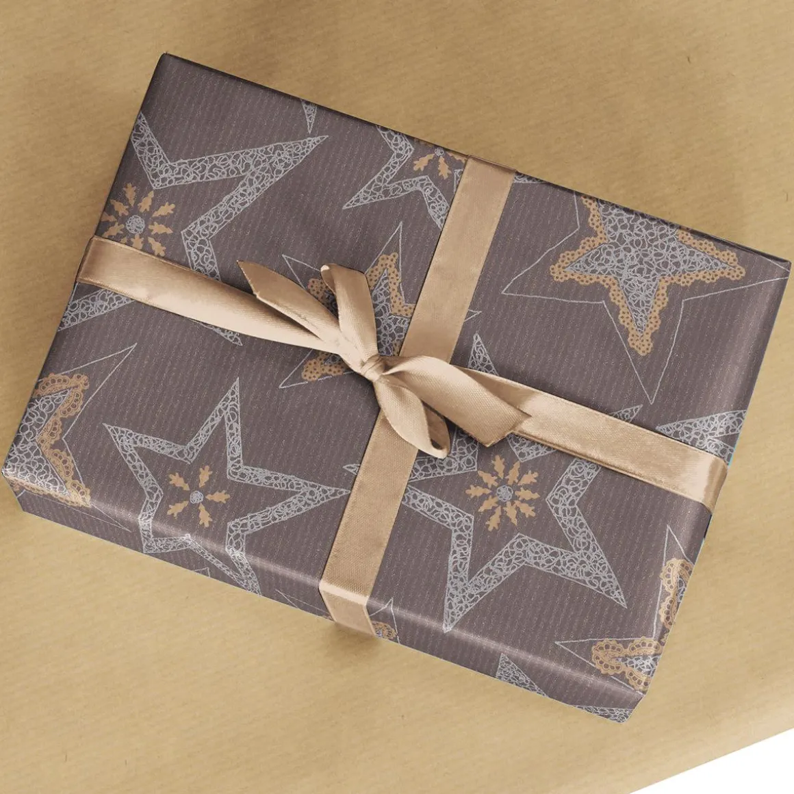 Papel Kraft Reciclado Marrón Oscuro Con Estrellas Plateadas - Rollo De Papel De Regalo De 50 M
