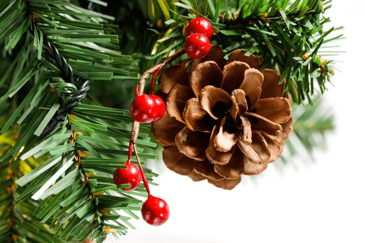 Árbol De Navidad Artificial Decorado Con LED, Adornos Navideños Rojos, Lazos, Flores De Navidad Y Pequeños Regalos 210 Cm