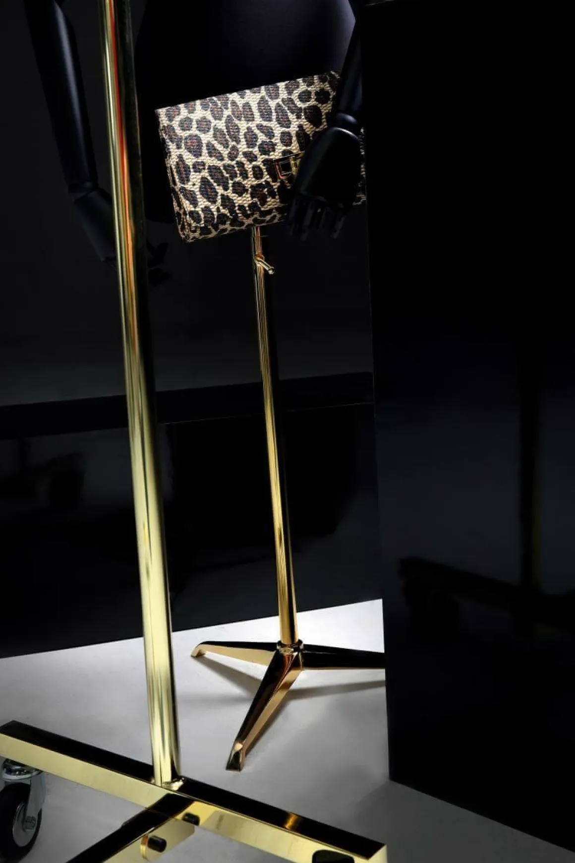 Soporte Para Bustos De Tres Patas, Oro